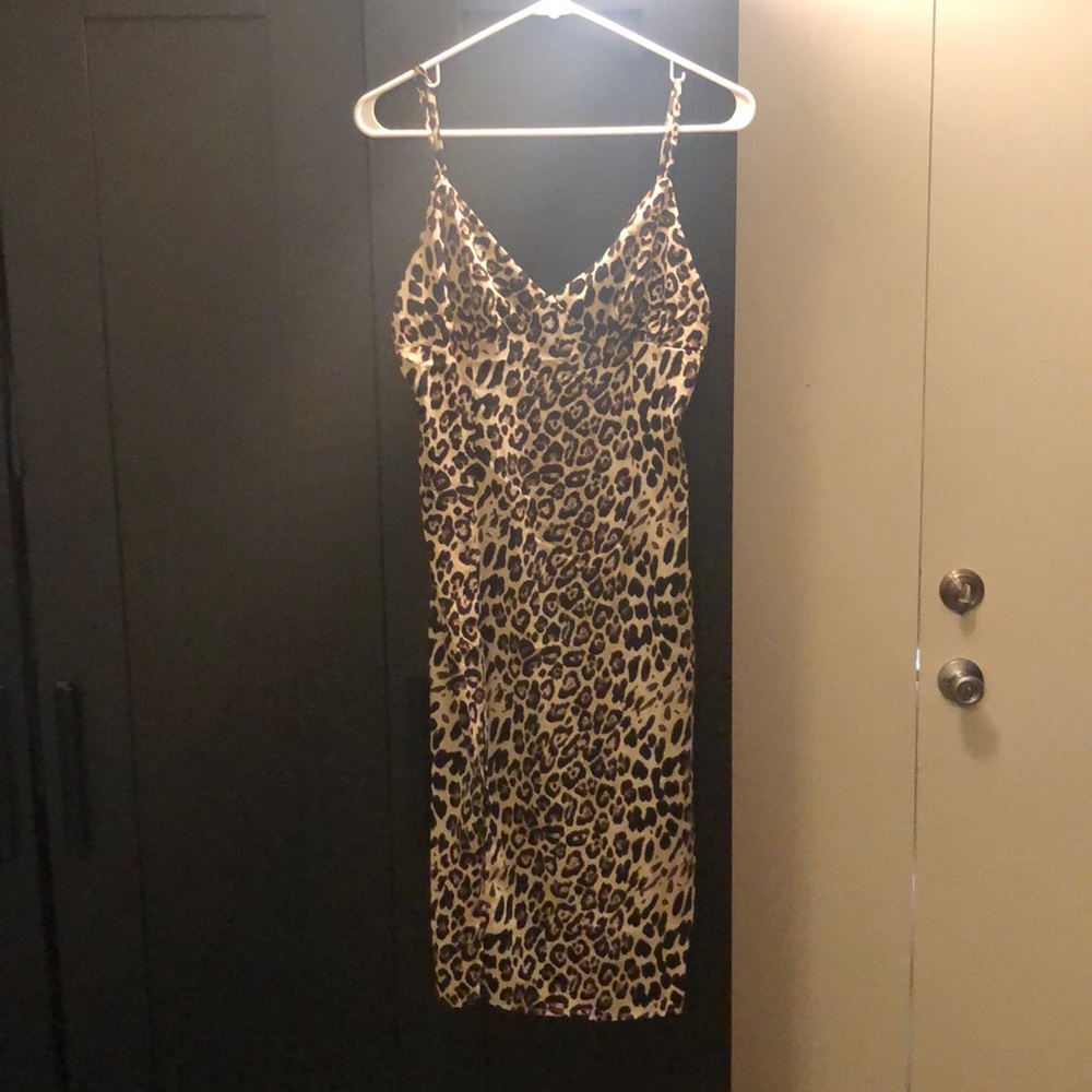 Leopard dress with slit infront